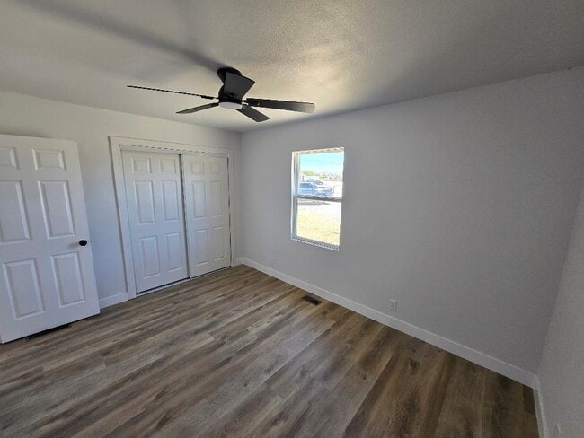 Building Photo - 270 W Patricia Ln