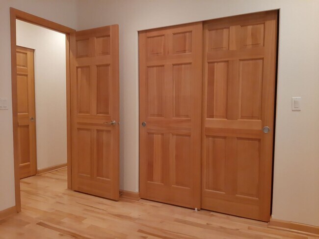 Building Photo - Golf course views, 3 bed 2 bath rambler!