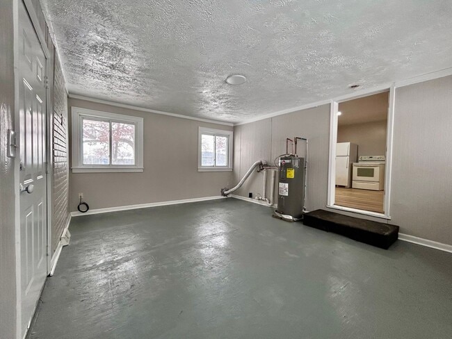 Building Photo - Spacious Three Bedroom Home in Muskegon