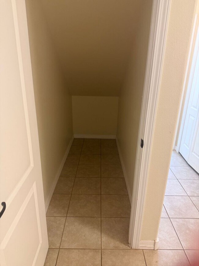 Building Photo - 1221 E 14th St