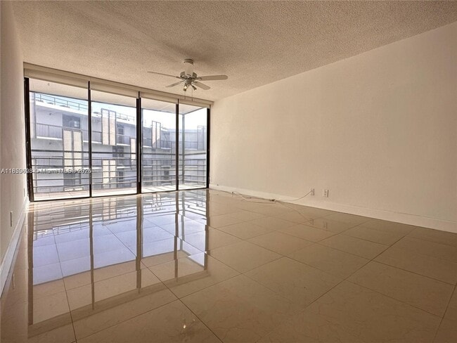 Building Photo - 20500 W Country Club Dr