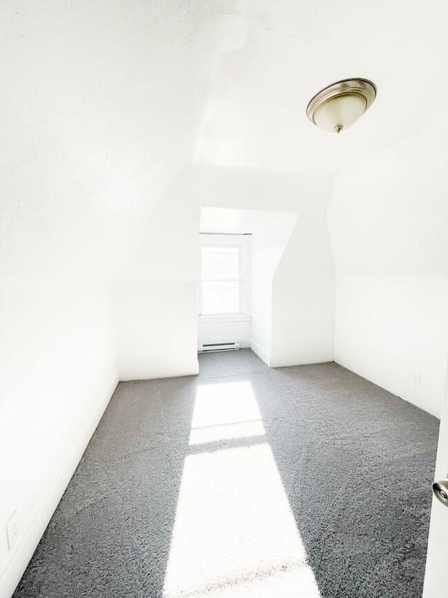 Building Photo - 406 Kingsboro St