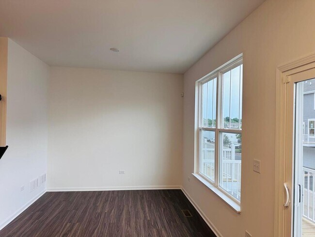 Building Photo - 560 Wolverine Dr