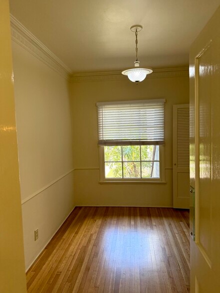 Building Photo - 5408 1/2 Franklin Ave