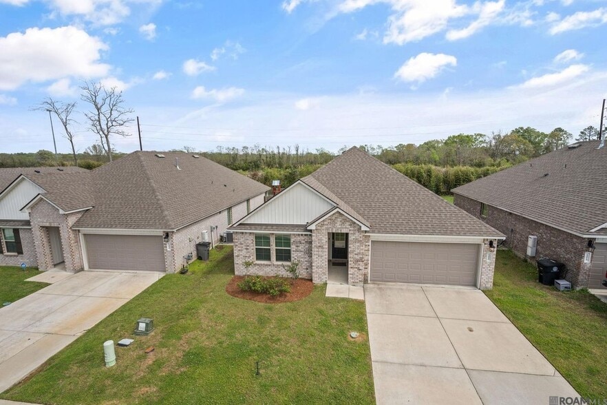 Building Photo - 15820 Loussier Dr