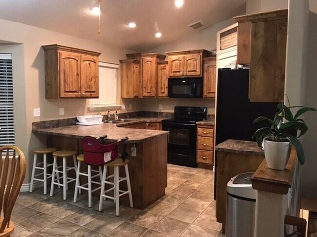 Building Photo - Charming 4-Bedroom Home for Rent in Ammon,...