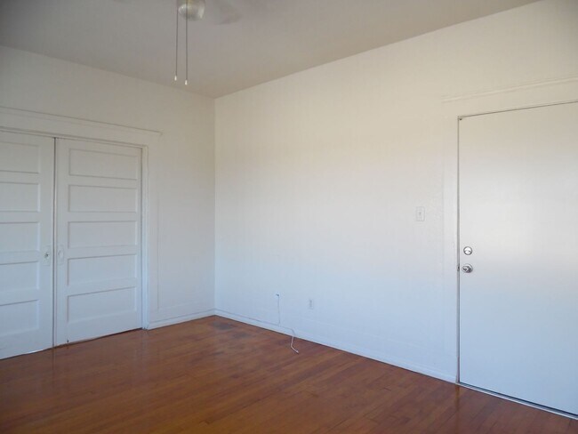 Building Photo - Point Loma 1BR 1BA A/C-Open Floor Plan-Beautiful Wood Flooring-Parking