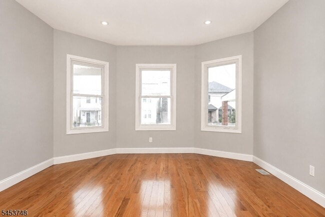 Building Photo - 734 Summer Ave