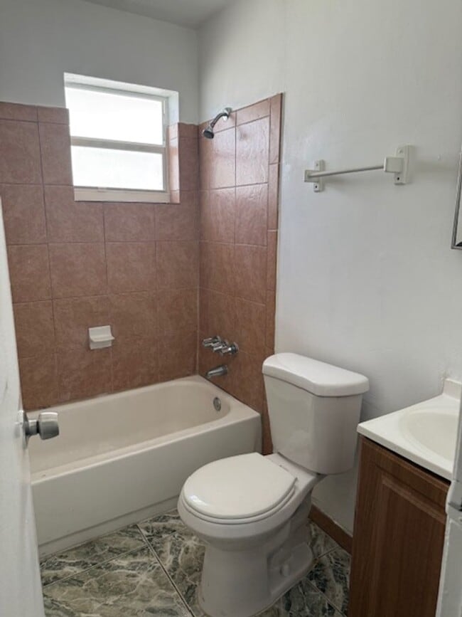 Building Photo - SPACIOUS 3/2 GREAT FAMILY HOUSE