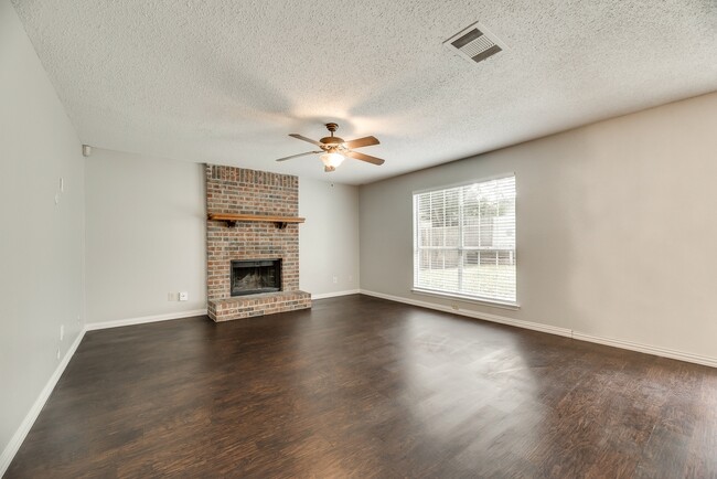 Building Photo - 4/2/2 in well established neighborhood