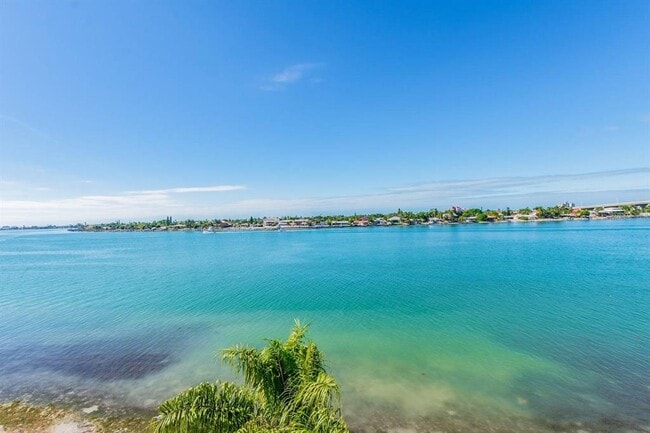 Building Photo - 6085 Bahia Del Mar Cir N