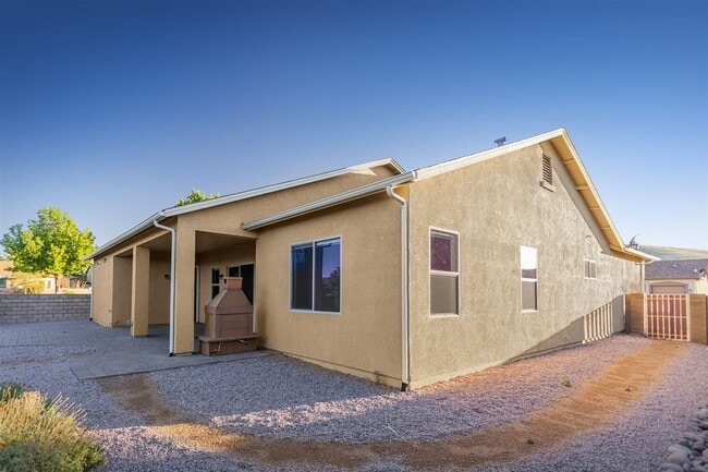 Building Photo - 4077 N Aberdeen Ave