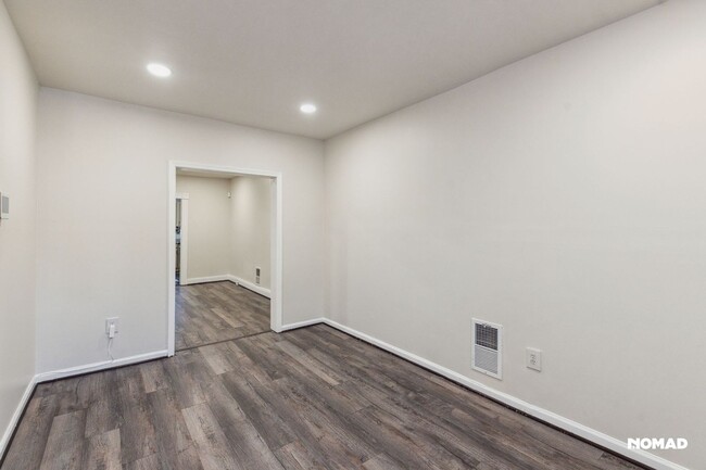 Building Photo - Charming 3BR Townhome in Baltimore