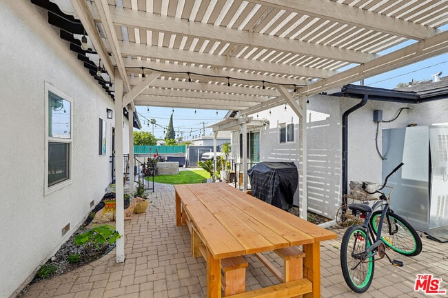 Building Photo - 9209 Paramount Blvd