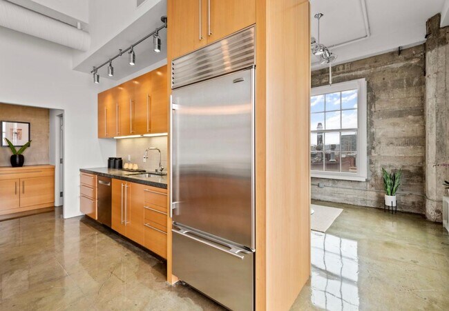Building Photo - 1BR/1BA PENTHOUSE! Enormous Private Roof D...
