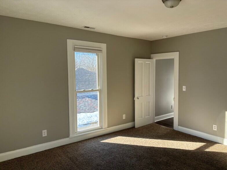 Bedroom looking at door to hallway - 1394 Wayne St