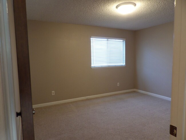 Building Photo - Great home for rent in Visalia!