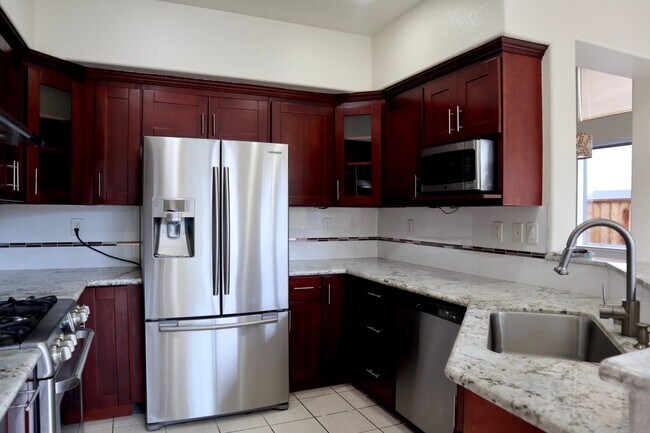 Building Photo - Beautiful 5-Bedroom Home in the Northgate ...