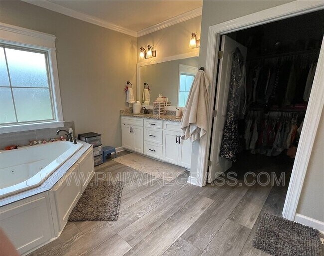 Building Photo - 117 Crest Hill Dr