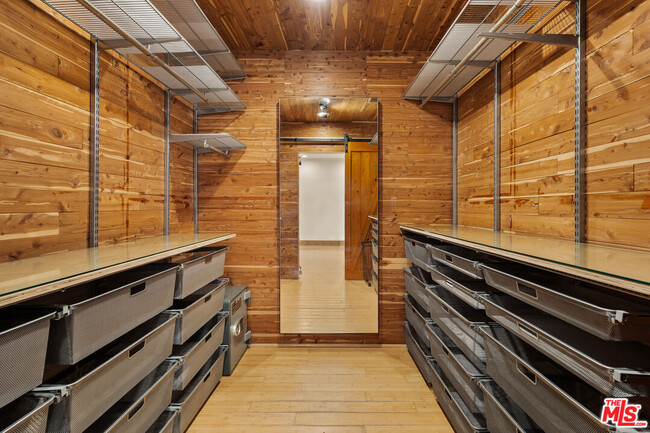 Building Photo - 826 N Kilkea Dr