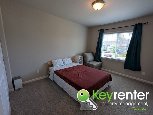 Building Photo - Spacious Northeast Tacoma 3 Bedroom Home for Rent Near Browns Point