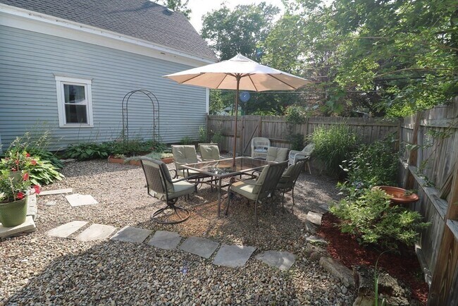 Building Photo - 92 Main St