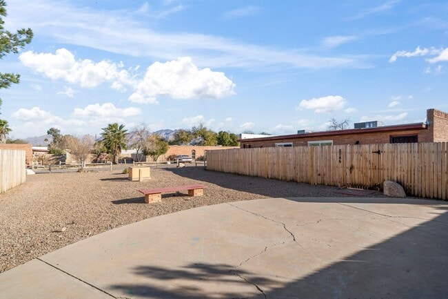 Building Photo - 3032 N Edith Blvd