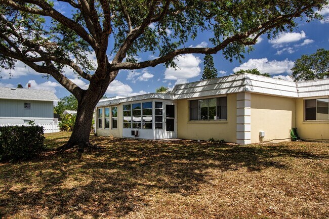 Building Photo - Fully Furnished - 2 bed 2 Bath villa - South Sarasota