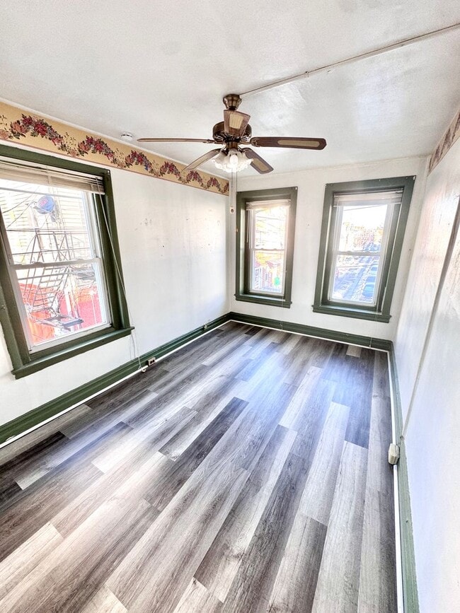 Building Photo - FOUR BEDROOM End of Row