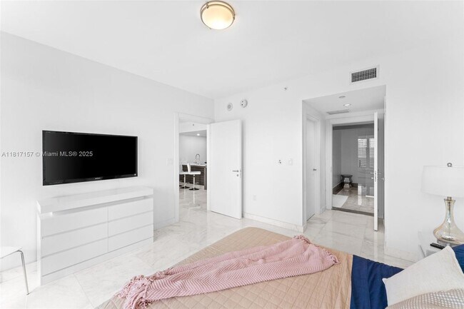 Building Photo - 200 Biscayne Blvd Way