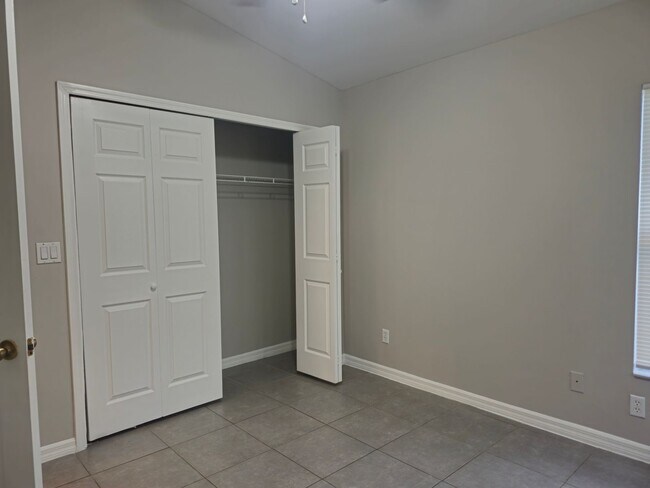 Building Photo - Cute 2 bedroom with a den 2 bathrooms and ...