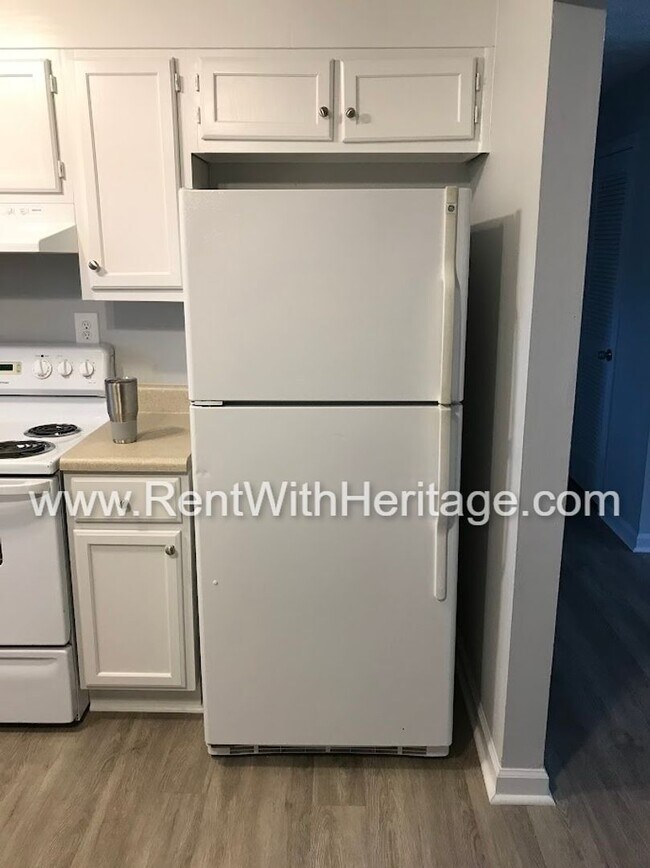 Building Photo - FANTASTIC 2 BEDROOM 1.5 BATH DUPLEX WITH ALL THE UPGRADES / GREAT LOCATION