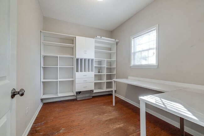 Building Photo - Beautiful Custom Home on Golf Course