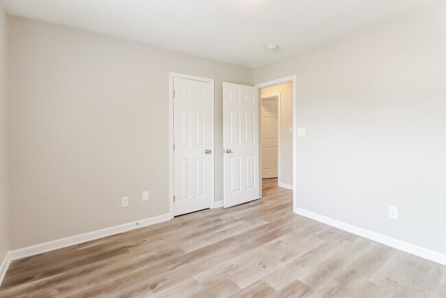 Building Photo - 1422 N Hampton Dr