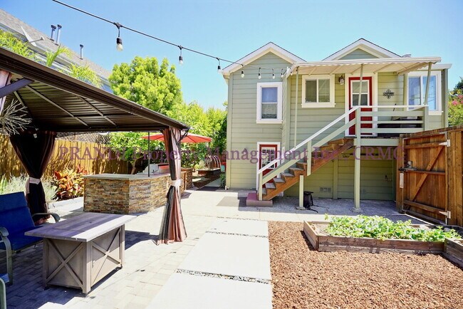 Building Photo - Available now!  3 Bedroom Gerstle Park home