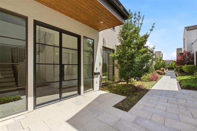 Building Photo - 9855 Kingsway Ave