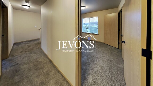 Building Photo - 702 N 29th Ave