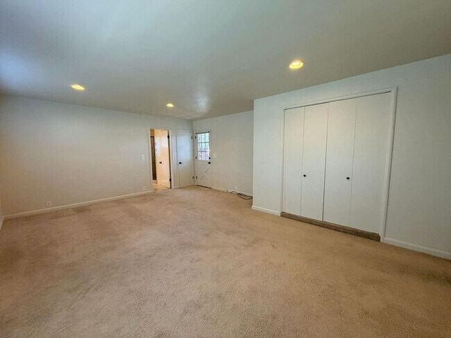 Building Photo - 3 Bed and 3 Bath Home Located Off of Forest Ave