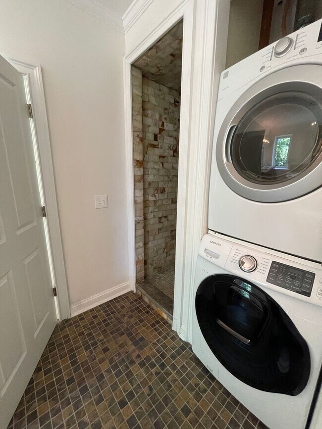 Building Photo - 107 Liberty St.