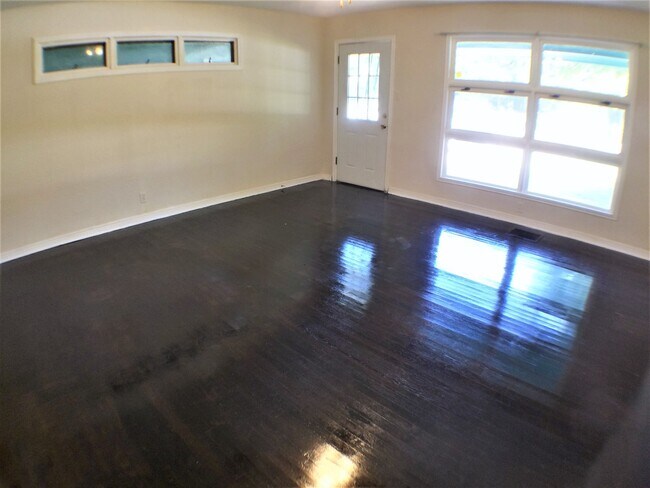 Building Photo - 4 Bed 2 Bath Home  w New Upgrades in Halto...