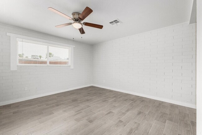 Building Photo - 1321 N 48th Pl