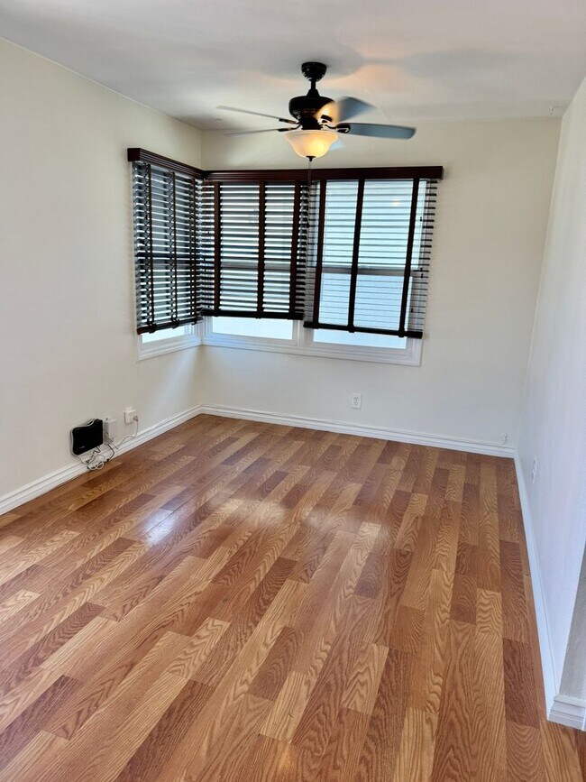 Building Photo - 203B
