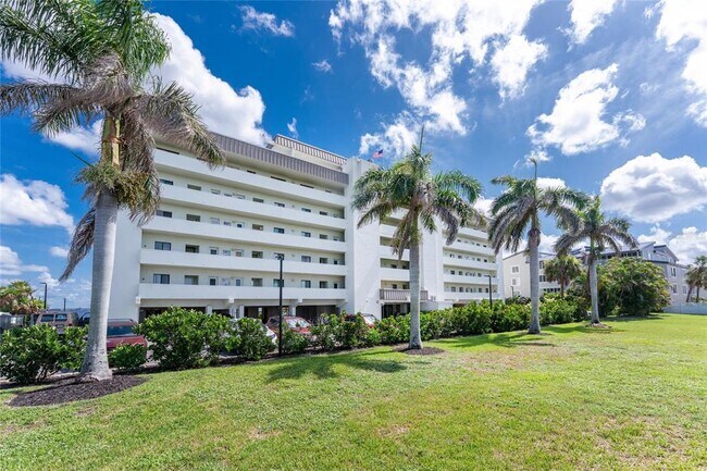 Building Photo - 1500 Park Beach Cir