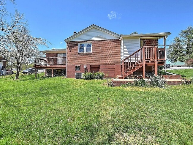 Building Photo - 1601 Cherokee Rd