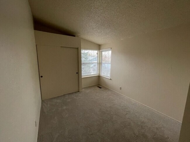 Building Photo - MUST SEE