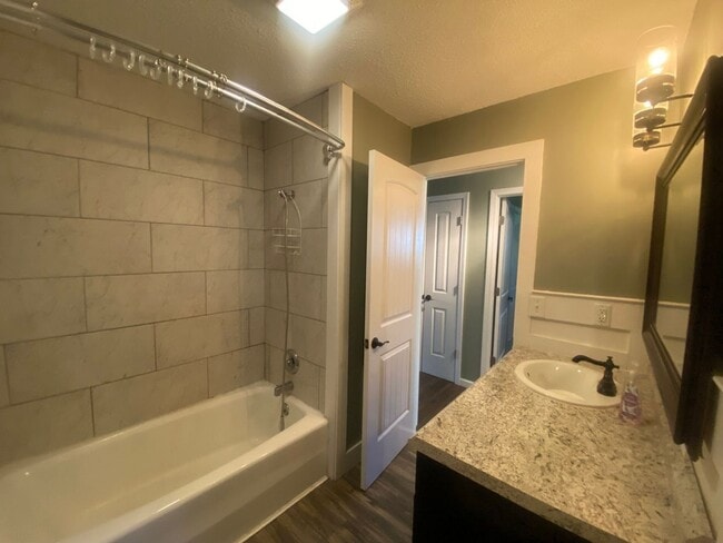 Building Photo - 3 Bedroom 1 Bathroom Home in Johnson City, TN