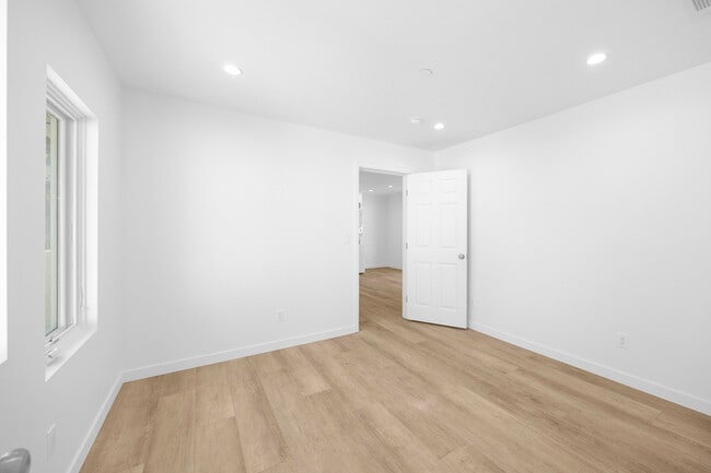 Building Photo - 308 N Catalina Ave