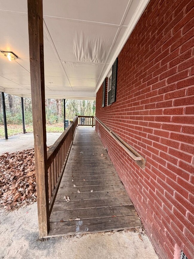 Building Photo - Brick 3/1.5 House in West Rome- $1,250