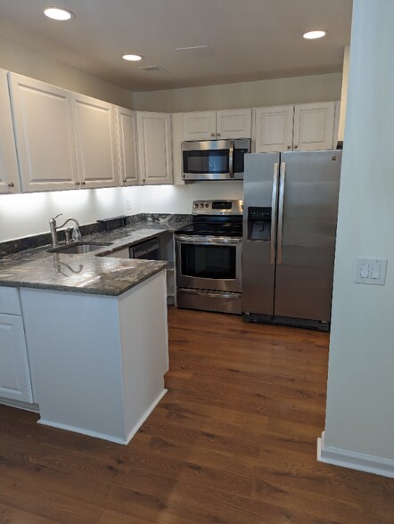 Building Photo - 2494 Glengyle Dr