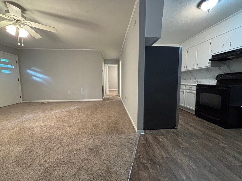Building Photo - 3211 Country Ln